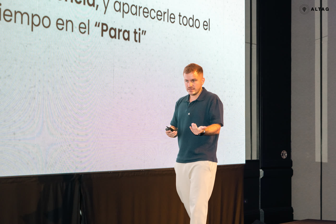 Mateo Maffia hablando frente a una lámina de la presentación.