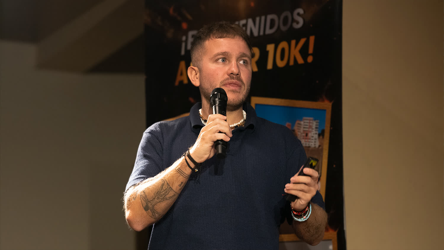 Mateo Maffia con micrófono durante la charla para asesores inmobiliarios.