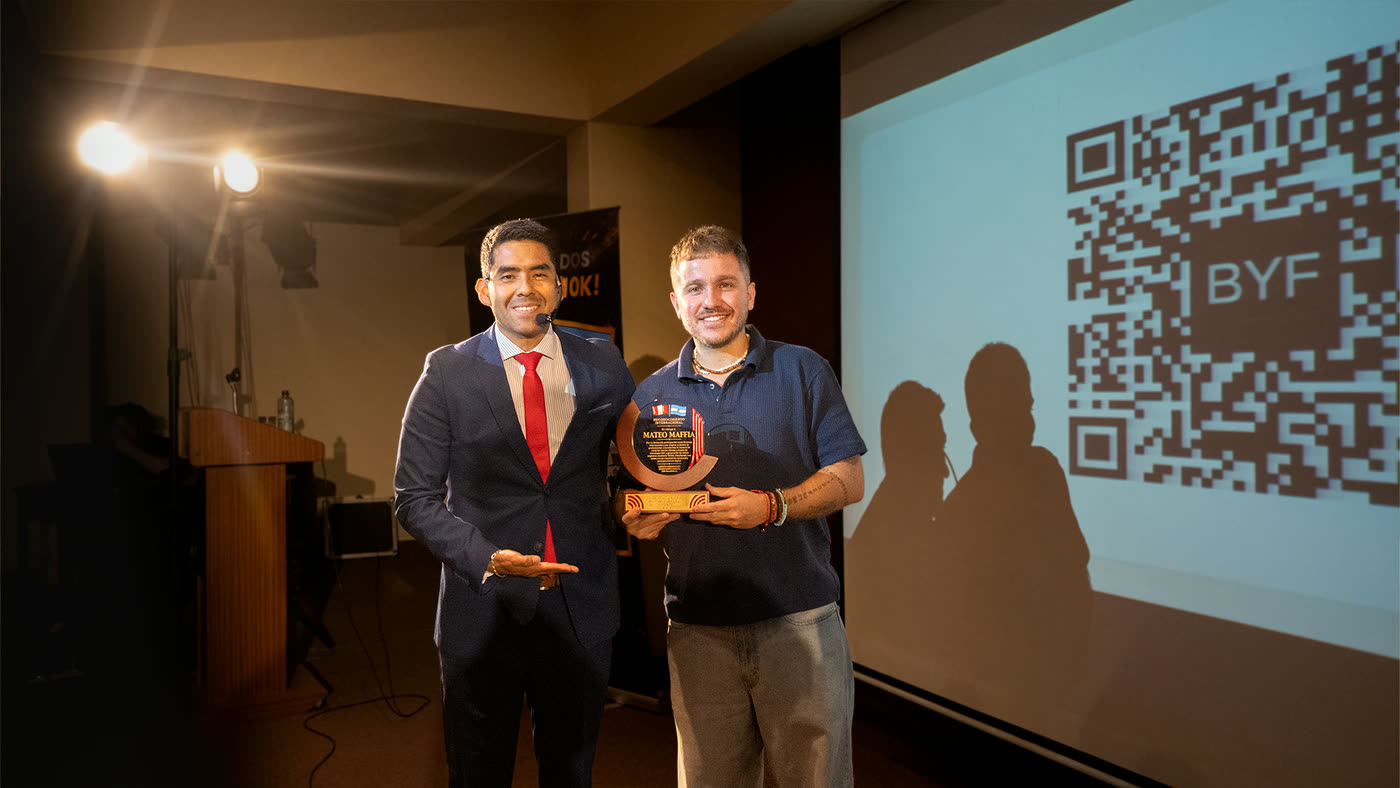 Mateo Maffia recibiendo un reconocimiento al cerrar la charla.