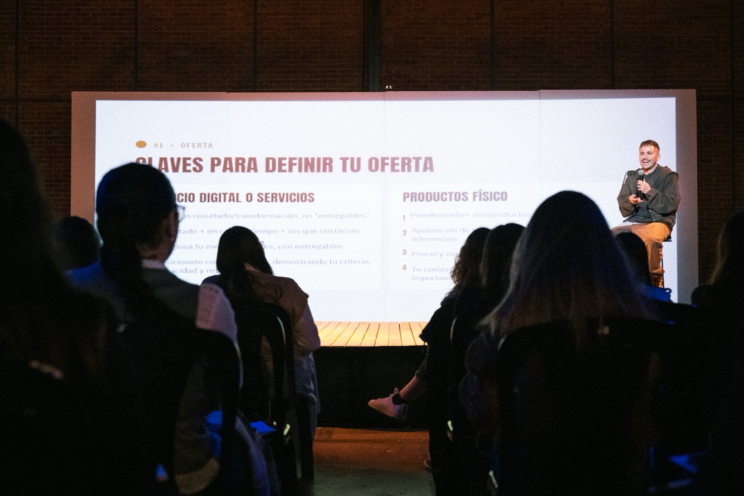 La sala de Rosario con la lámina «Claves para definir tu oferta» en pantalla.