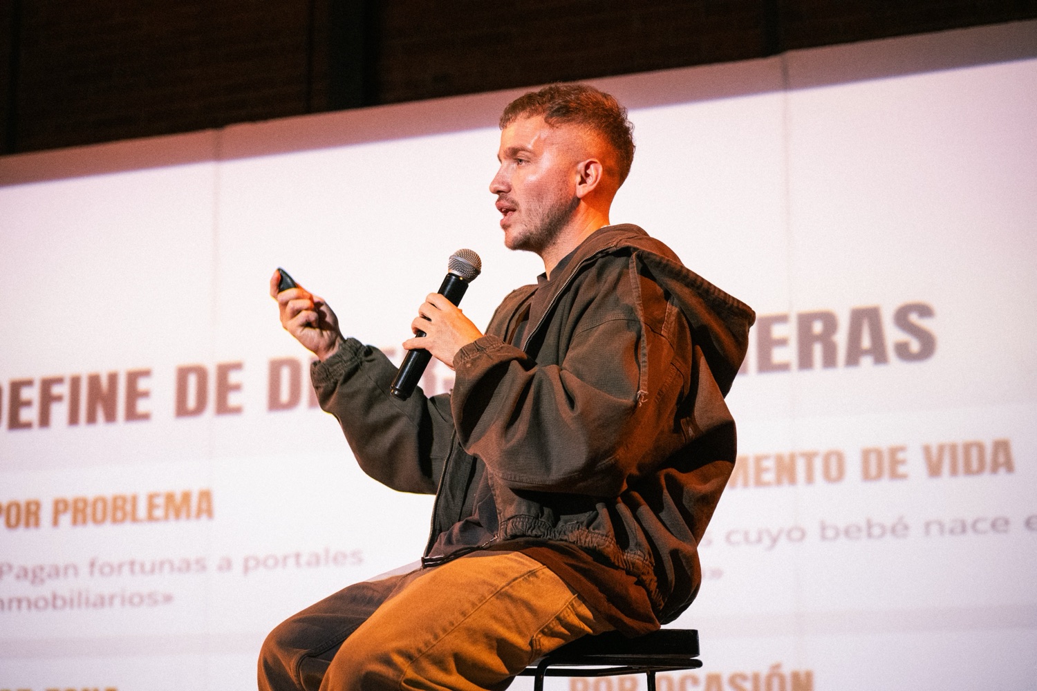 Mateo Maffia explicando con el micrófono frente a la pantalla.