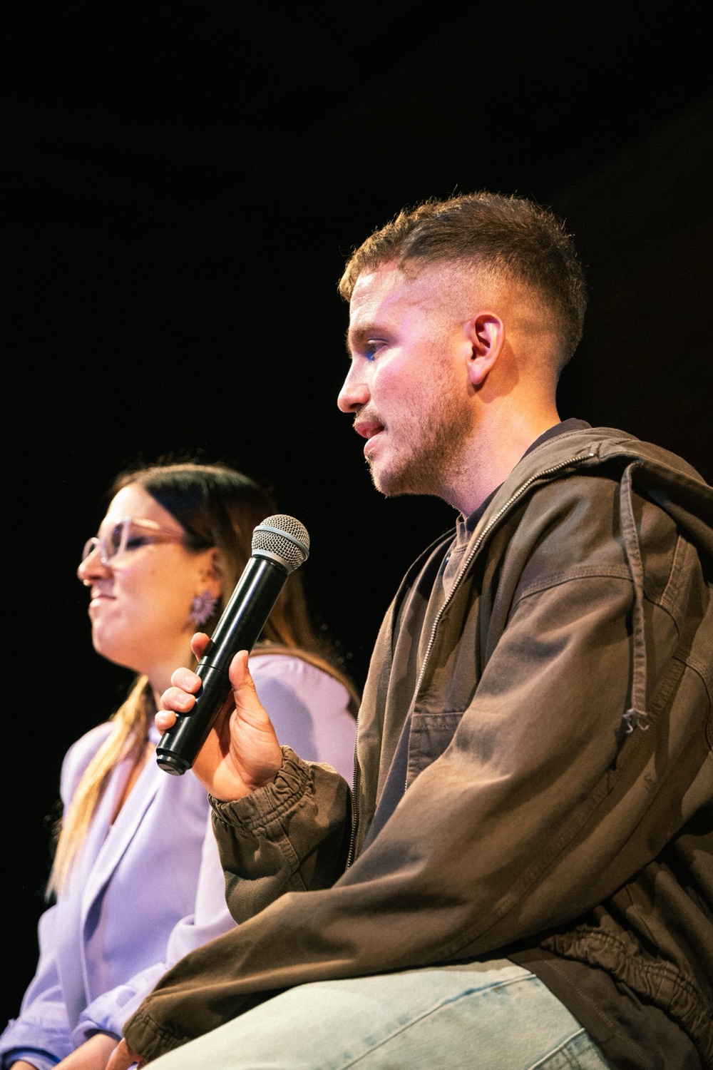 Mateo Maffia junto a la moderadora durante la charla.