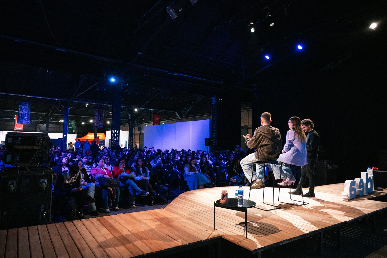 El escenario y el público durante la charla en el Bloqueo Creativo, Rosario.