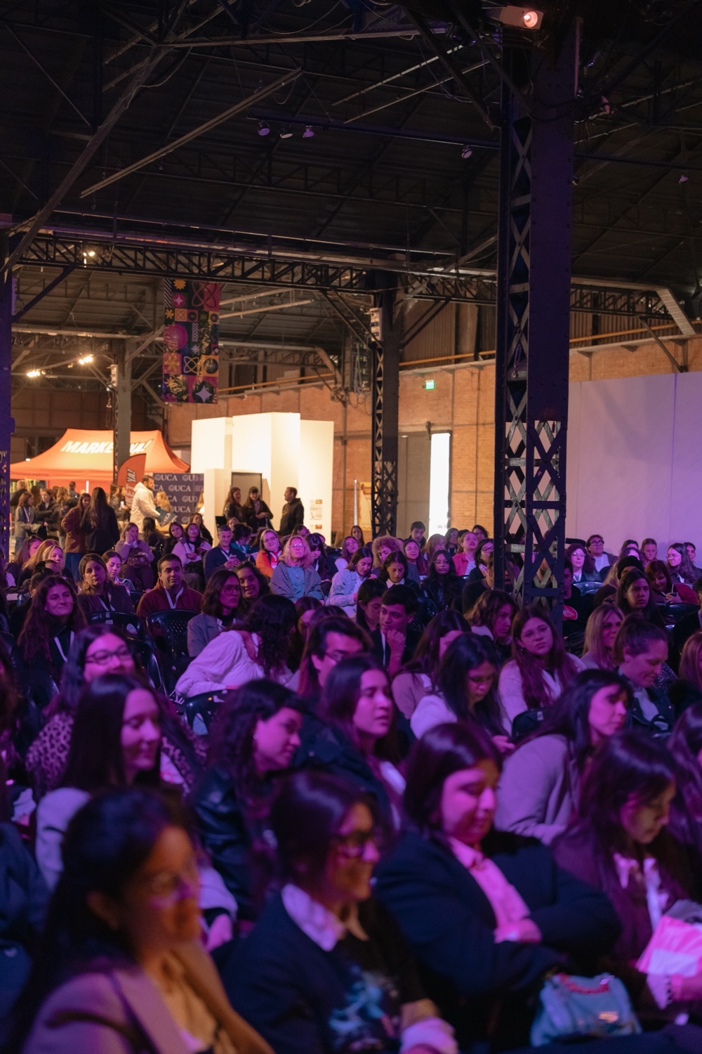 El público llenando la sala del Bloqueo Creativo.