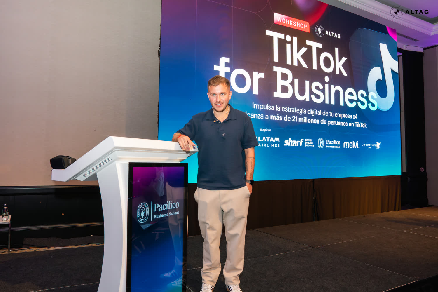 Mateo Maffia en el escenario del workshop TikTok for Business.