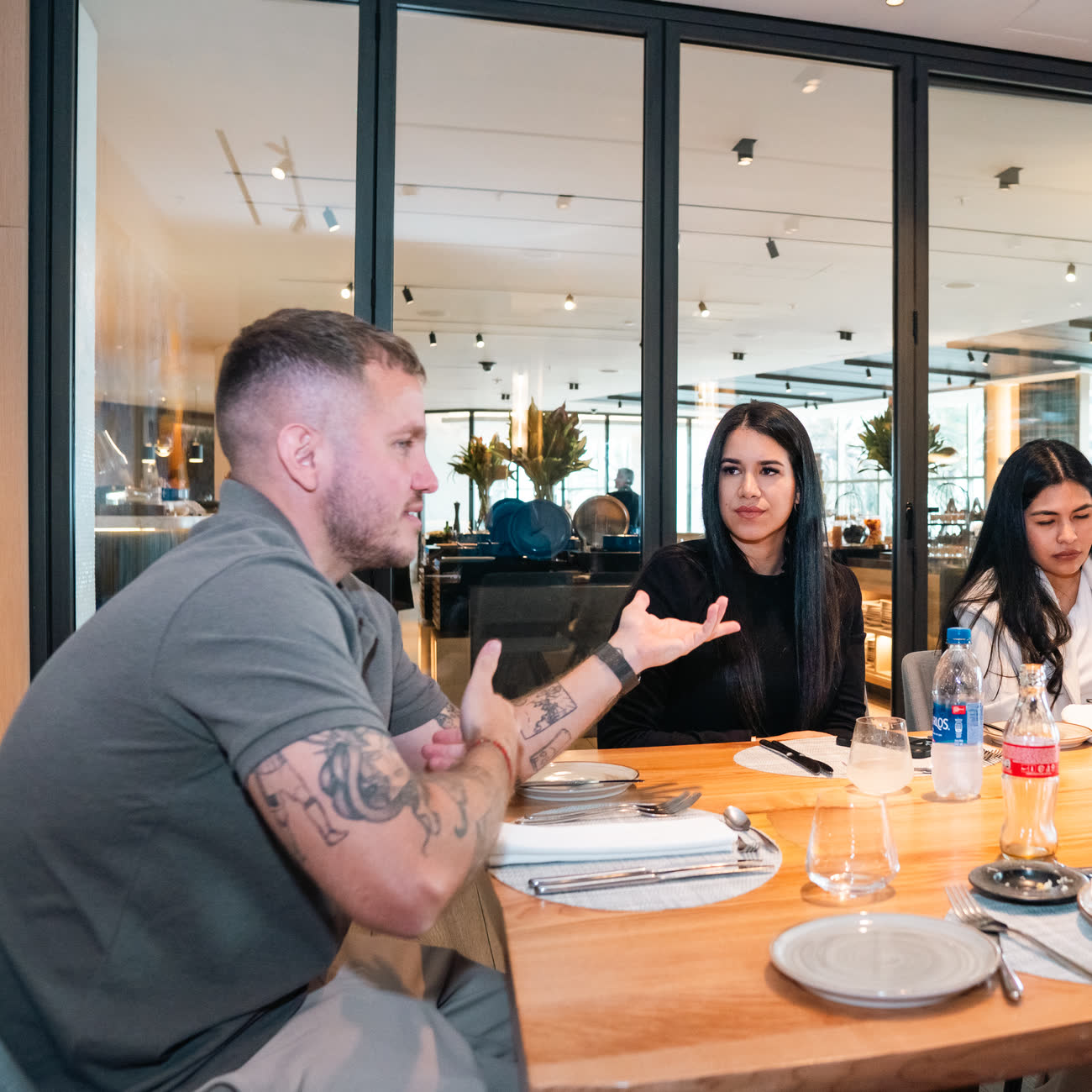 Mateo Maffia conversando con los asistentes en la mesa del meet and greet.