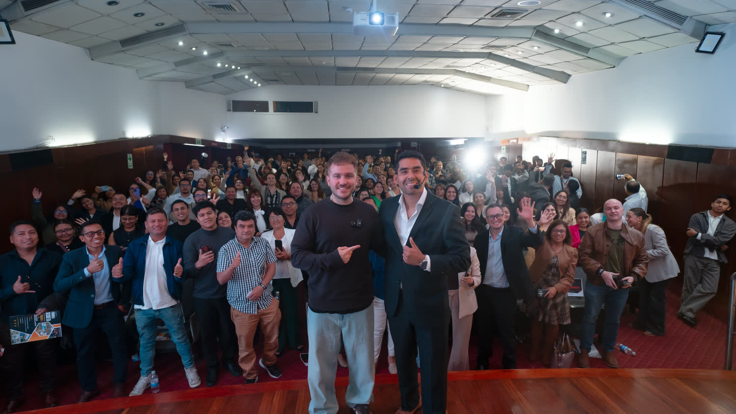 Mateo Maffia con los asistentes de la charla en Lima.