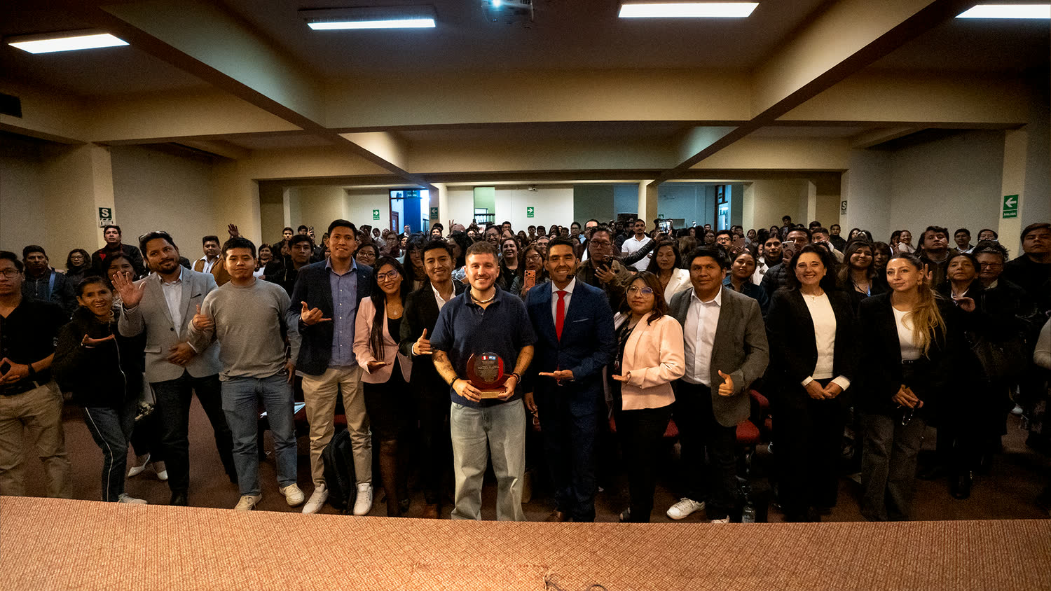 Mateo Maffia con la sala completa en Arequipa.